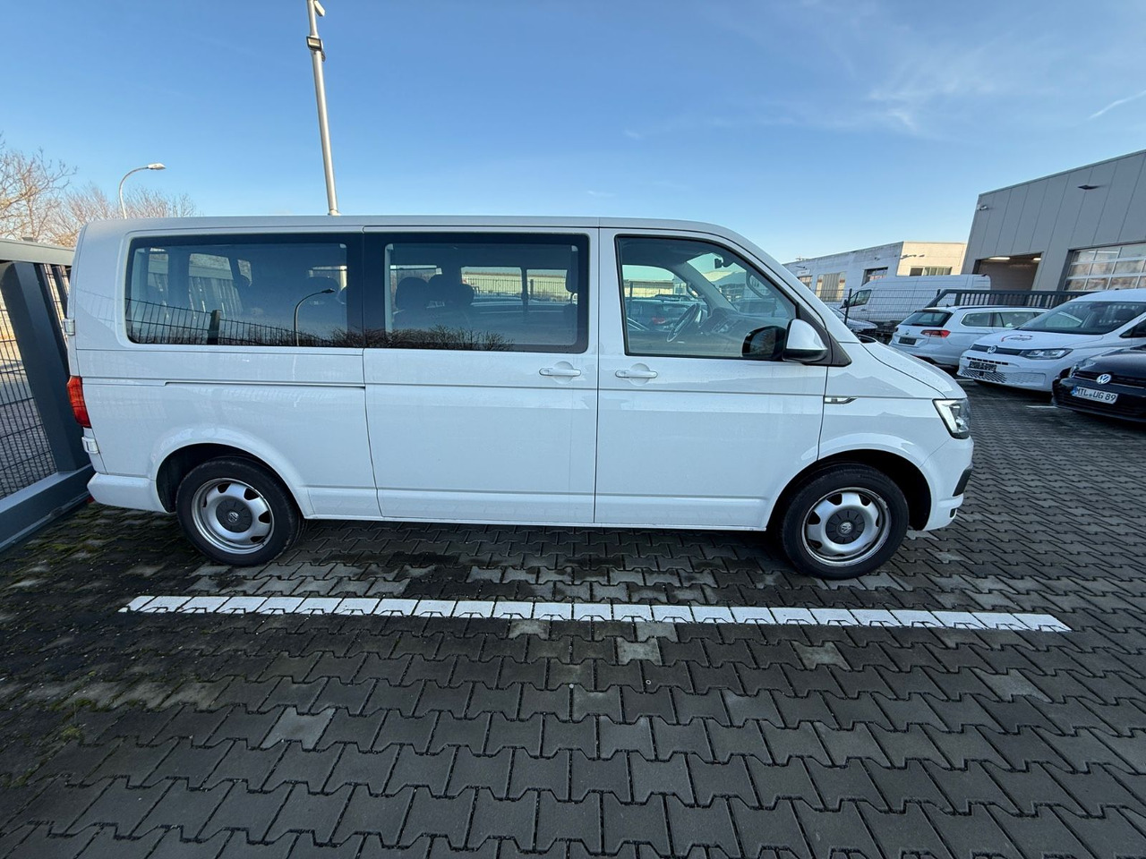 Volkswagen T6 Caravelle Comfortline Lang DSG NAVI SHZ 8 SIT - Keleivinis furgonas: foto 4 Volkswagen T6 Caravelle Comfortline Lang DSG NAVI SHZ 8 SIT - Keleivinis furgonas: foto 4