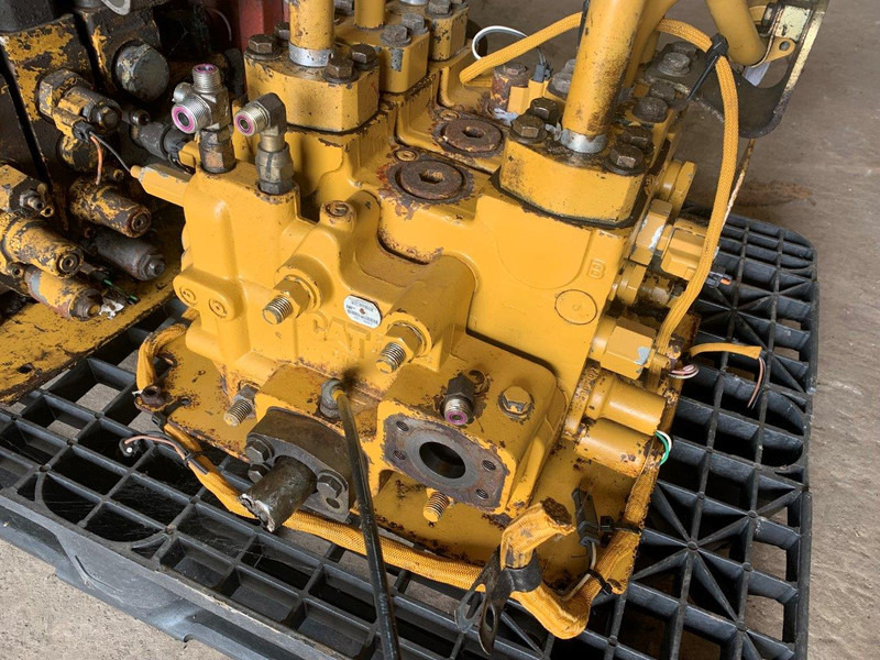 Caterpillar VALVE GP-MAIN CONTROL 2613682 - Hidraulika: foto 4 Caterpillar VALVE GP-MAIN CONTROL 2613682 - Hidraulika: foto 4