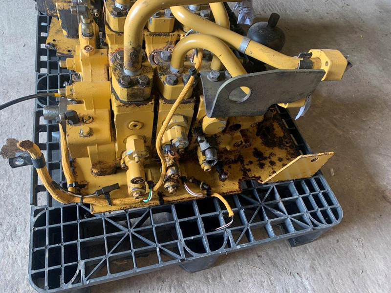 Caterpillar VALVE GP-MAIN CONTROL 2613682 - Hidraulika: foto 5 Caterpillar VALVE GP-MAIN CONTROL 2613682 - Hidraulika: foto 5