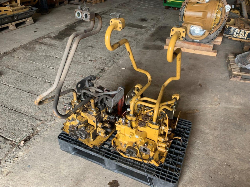 Caterpillar VALVE GP-MAIN CONTROL 2613682 - Hidraulika: foto 1 Caterpillar VALVE GP-MAIN CONTROL 2613682 - Hidraulika: foto 1