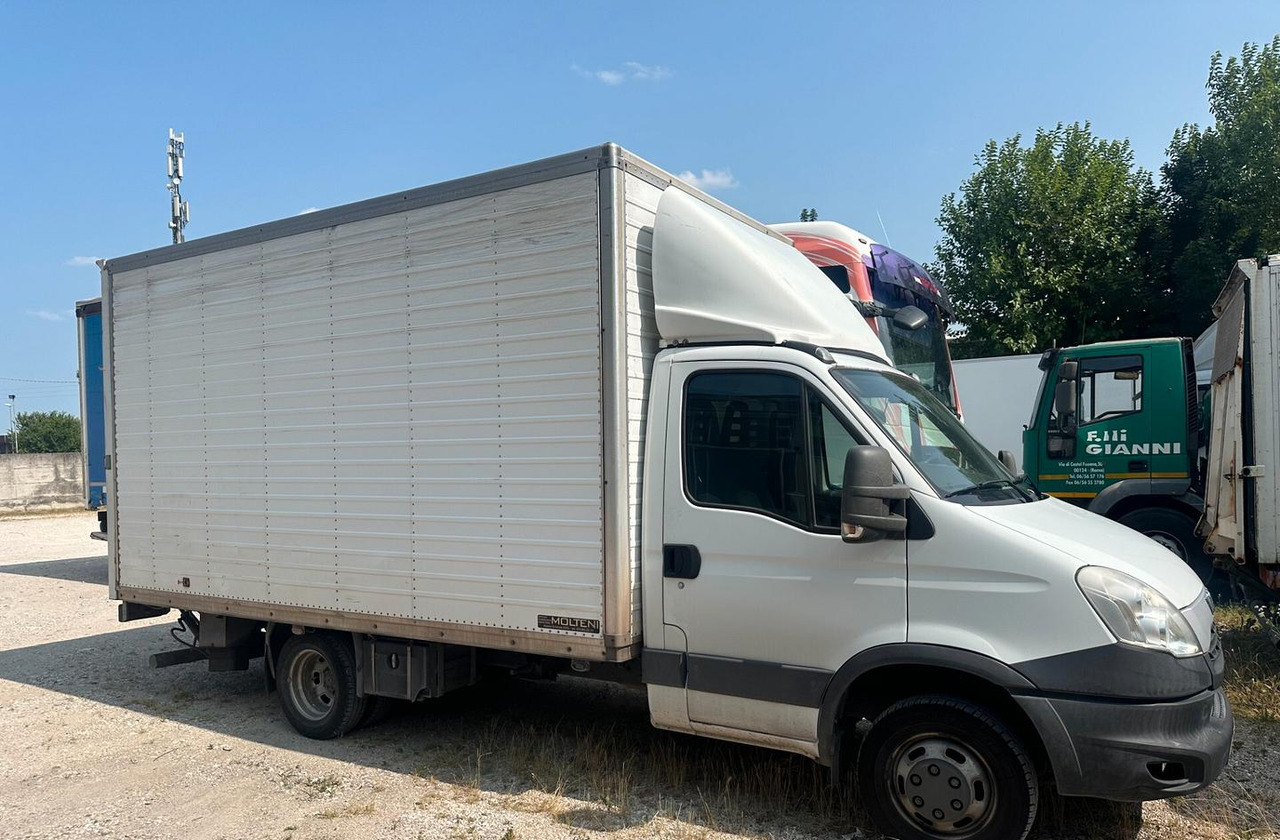 Iveco - Furgonas su krovinių dėže: foto 1 Iveco - Furgonas su krovinių dėže: foto 1