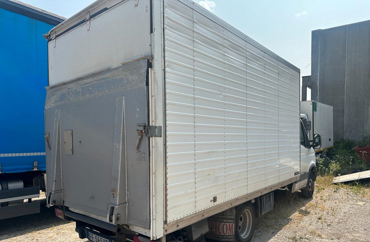 Iveco - Furgonas su krovinių dėže: foto 3 Iveco - Furgonas su krovinių dėže: foto 3