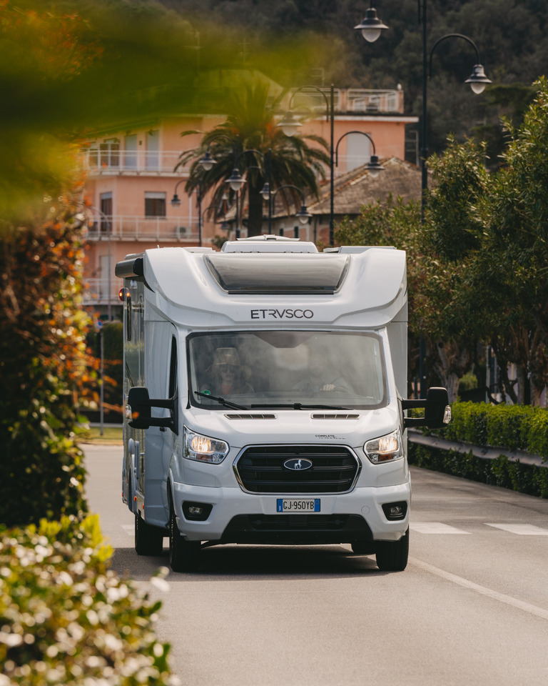 ETRUSCO Etrusco T 7.3 SF - Pusiau integruotas kemperis: foto 1 ETRUSCO Etrusco T 7.3 SF - Pusiau integruotas kemperis: foto 1