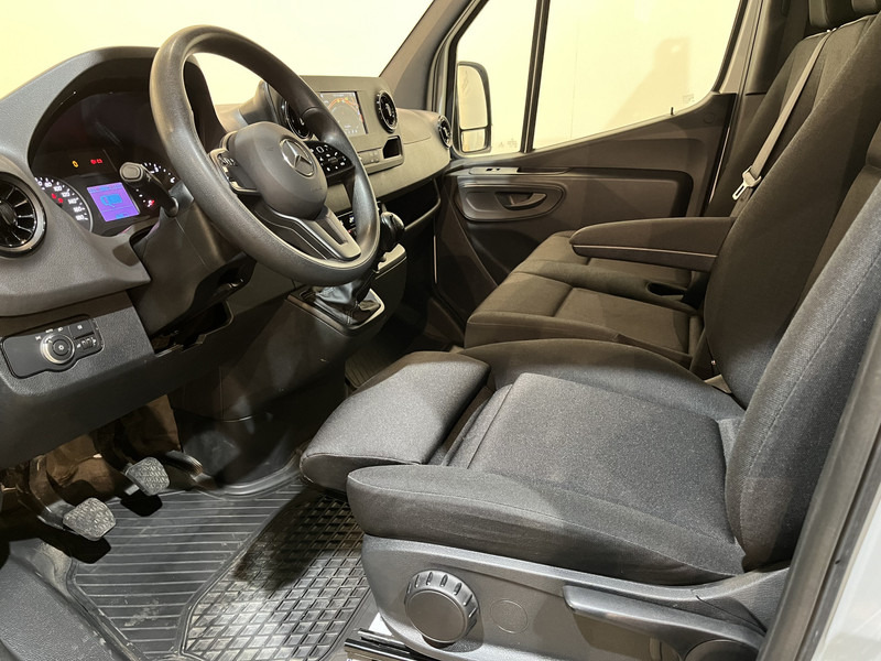 Mercedes-Benz Sprinter 315 CDI L3 RWD Open Laadbak / Euro 6 / Airco / MBUX / CarPlay / Navigatie / 3-Zits / 75.200 KM !! / BPM VRIJ !! - Bortinis automobilis: foto 5 Mercedes-Benz Sprinter 315 CDI L3 RWD Open Laadbak / Euro 6 / Airco / MBUX / CarPlay / Navigatie / 3-Zits / 75.200 KM !! / BPM VRIJ !! - Bortinis automobilis: foto 5