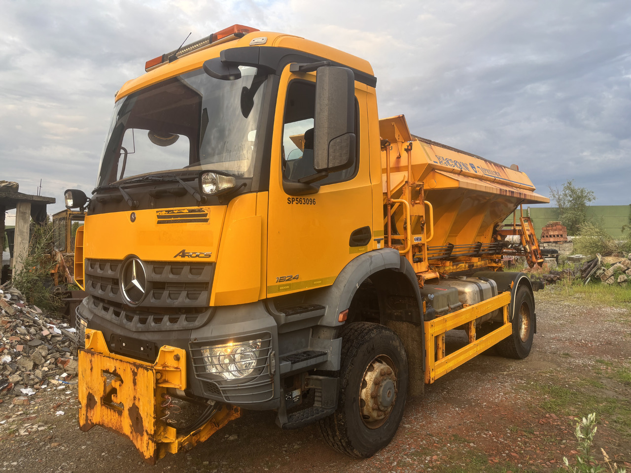 Mercedes AROCS 1824 4X4 GRITTER/SPREADER/PLOUGH - Sniego valymo mašina: foto 5 Mercedes AROCS 1824 4X4 GRITTER/SPREADER/PLOUGH - Sniego valymo mašina: foto 5