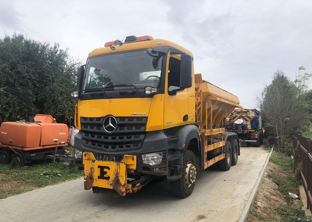 Mercedes-Benz Arocs 3333 6x6 piaskarka solarka econ pług schmidt - Sniego valymo mašina: foto 3 Mercedes-Benz Arocs 3333 6x6 piaskarka solarka econ pług schmidt - Sniego valymo mašina: foto 3