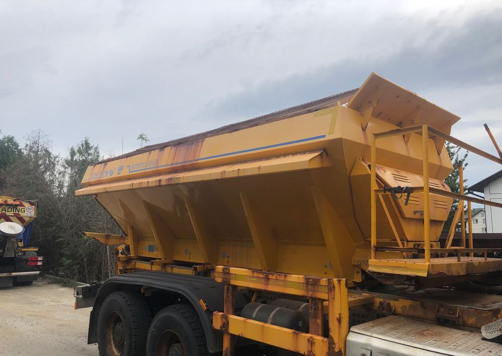 Mercedes-Benz Arocs 3333 6x6 piaskarka solarka econ pług schmidt - Sniego valymo mašina: foto 4 Mercedes-Benz Arocs 3333 6x6 piaskarka solarka econ pług schmidt - Sniego valymo mašina: foto 4