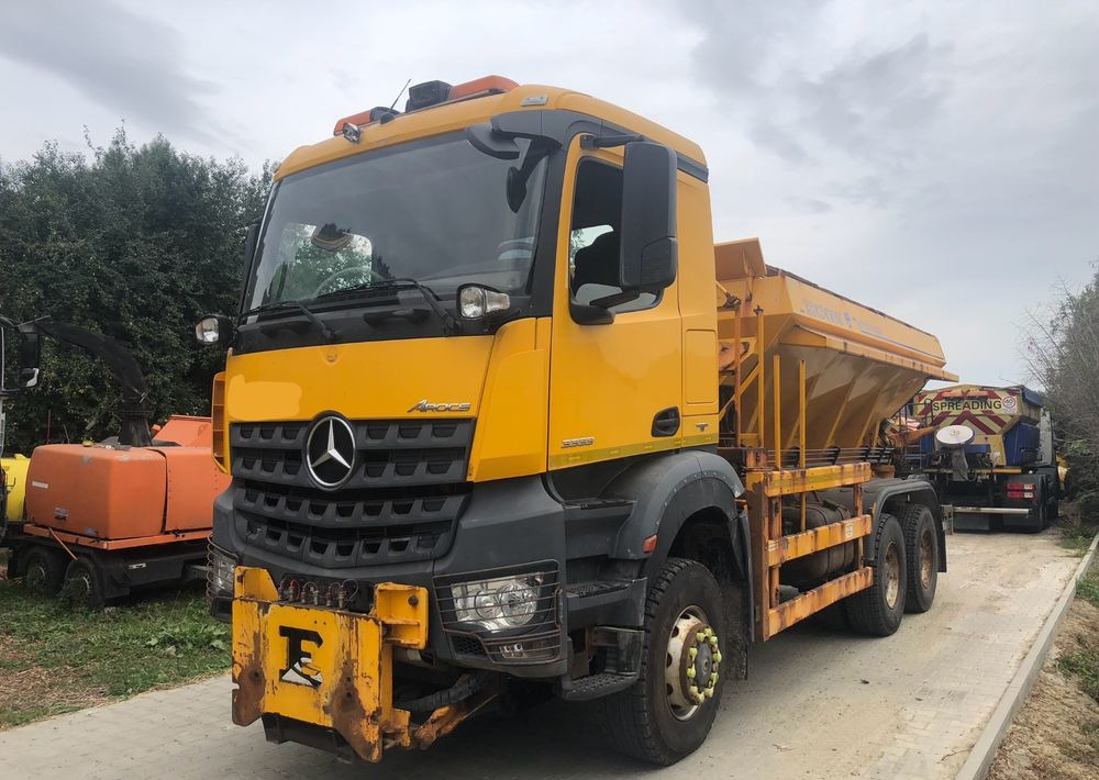 Mercedes-Benz Arocs 3333 6x6 piaskarka solarka econ pług schmidt - Sniego valymo mašina: foto 2 Mercedes-Benz Arocs 3333 6x6 piaskarka solarka econ pług schmidt - Sniego valymo mašina: foto 2