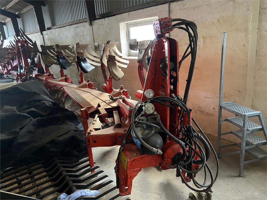 Kuhn VARI-MASTER 153 4+1 - Plūgas: foto 1 Kuhn VARI-MASTER 153 4+1 - Plūgas: foto 1