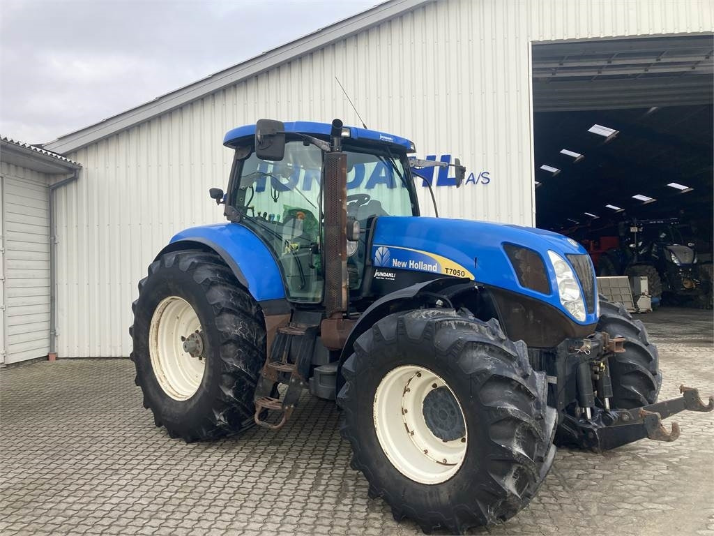 New Holland T7050 - Traktorius: foto 1 New Holland T7050 - Traktorius: foto 1
