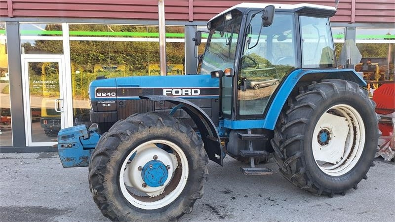 Ford 8240 - Traktorius: foto 1 Ford 8240 - Traktorius: foto 1