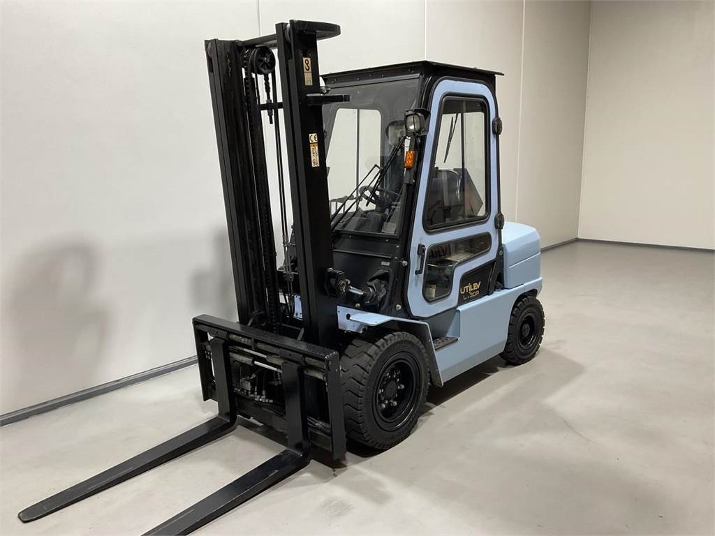 Utilev UT30P - Dyzelinis krautuvas: foto 4 Utilev UT30P - Dyzelinis krautuvas: foto 4