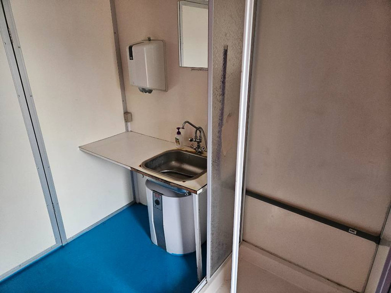 Furgonas priekaba VA 1300 kg Toilet/Bad/omklædning/spiserum: foto 16
