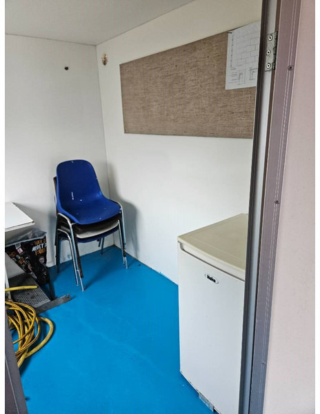 Furgonas priekaba VA 1300 kg Toilet/Bad/omklædning/spiserum: foto 15
