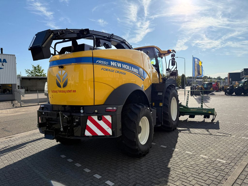 New Holland FR550 Forage Cruiser + Krone Easycollect - Pašarų kombainas: foto 4 New Holland FR550 Forage Cruiser + Krone Easycollect - Pašarų kombainas: foto 4