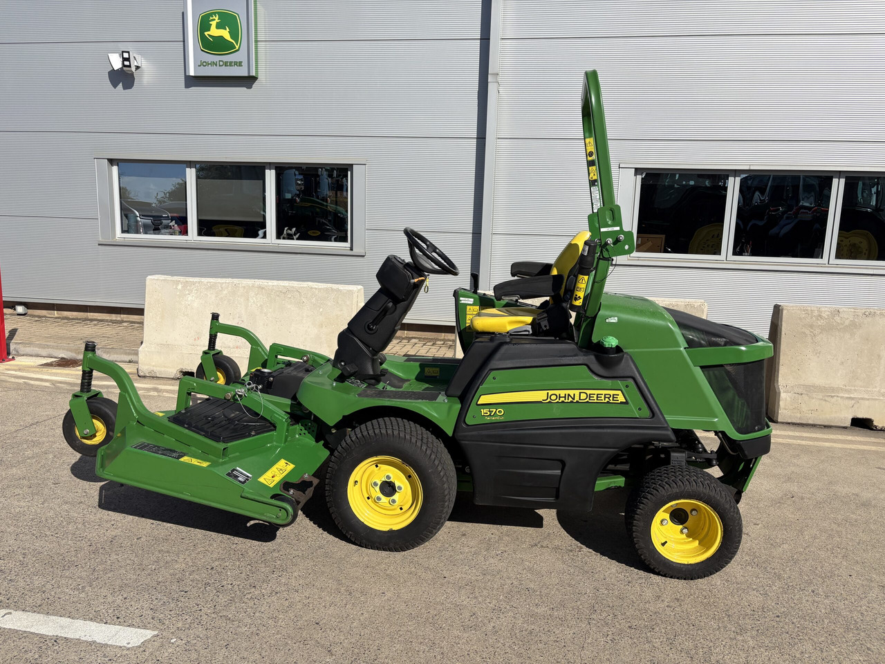 John Deere 1570 C/w 72" rear discharge deck - Vejapjovė: foto 1 John Deere 1570 C/w 72" rear discharge deck - Vejapjovė: foto 1