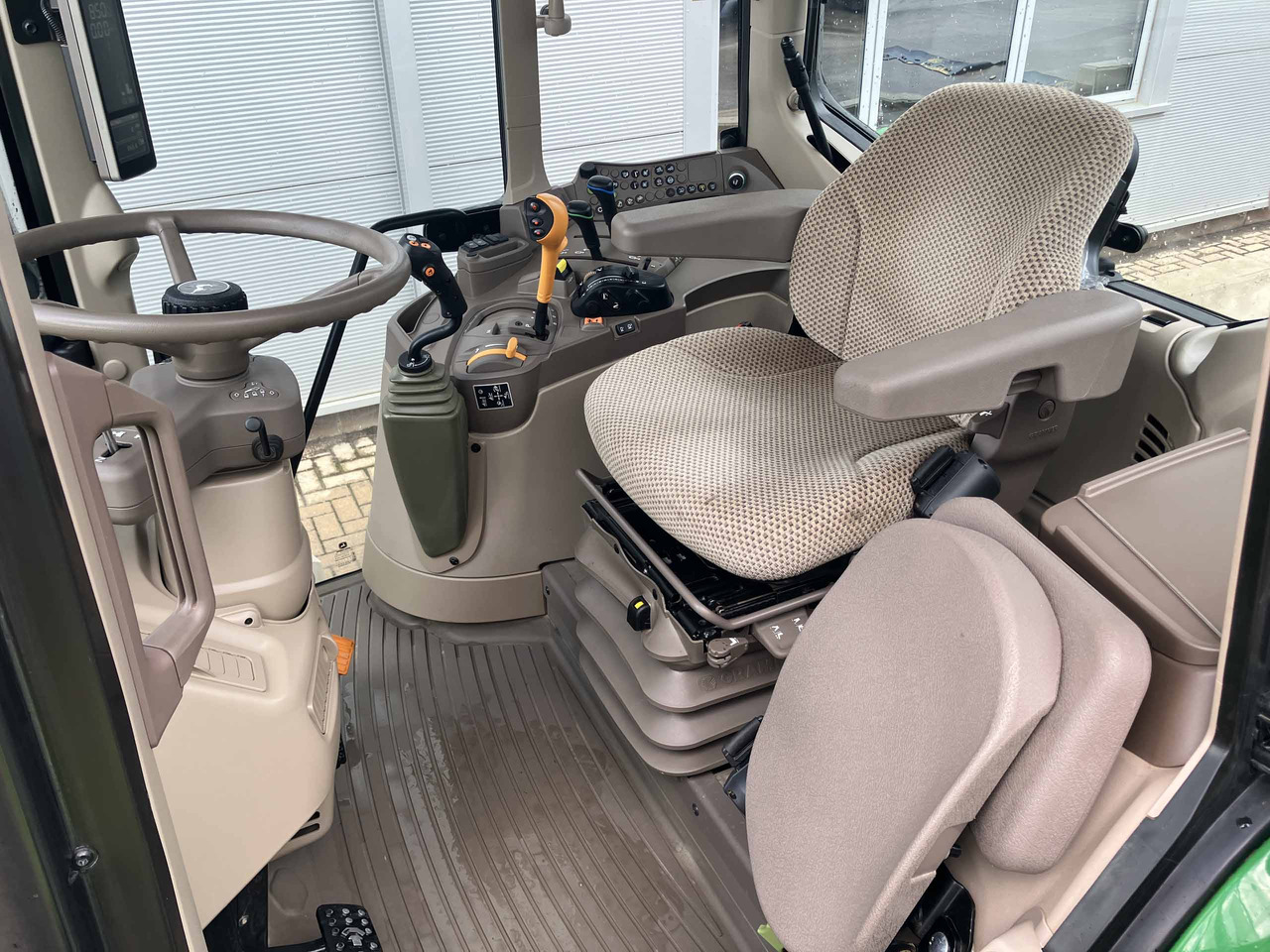 Traktorius John Deere 6110M: foto 18
