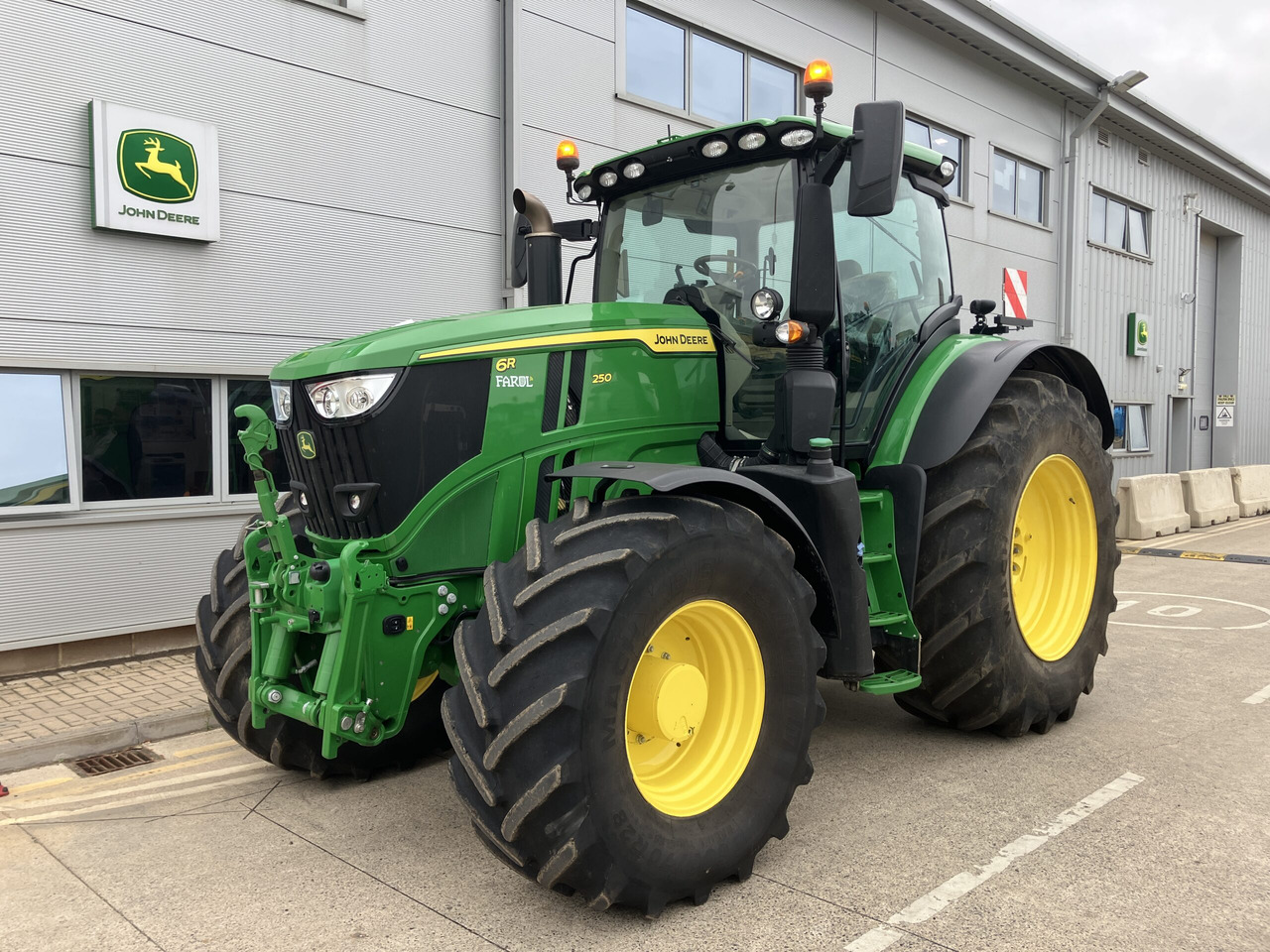 John Deere 6R 250 - Traktorius: foto 1 John Deere 6R 250 - Traktorius: foto 1