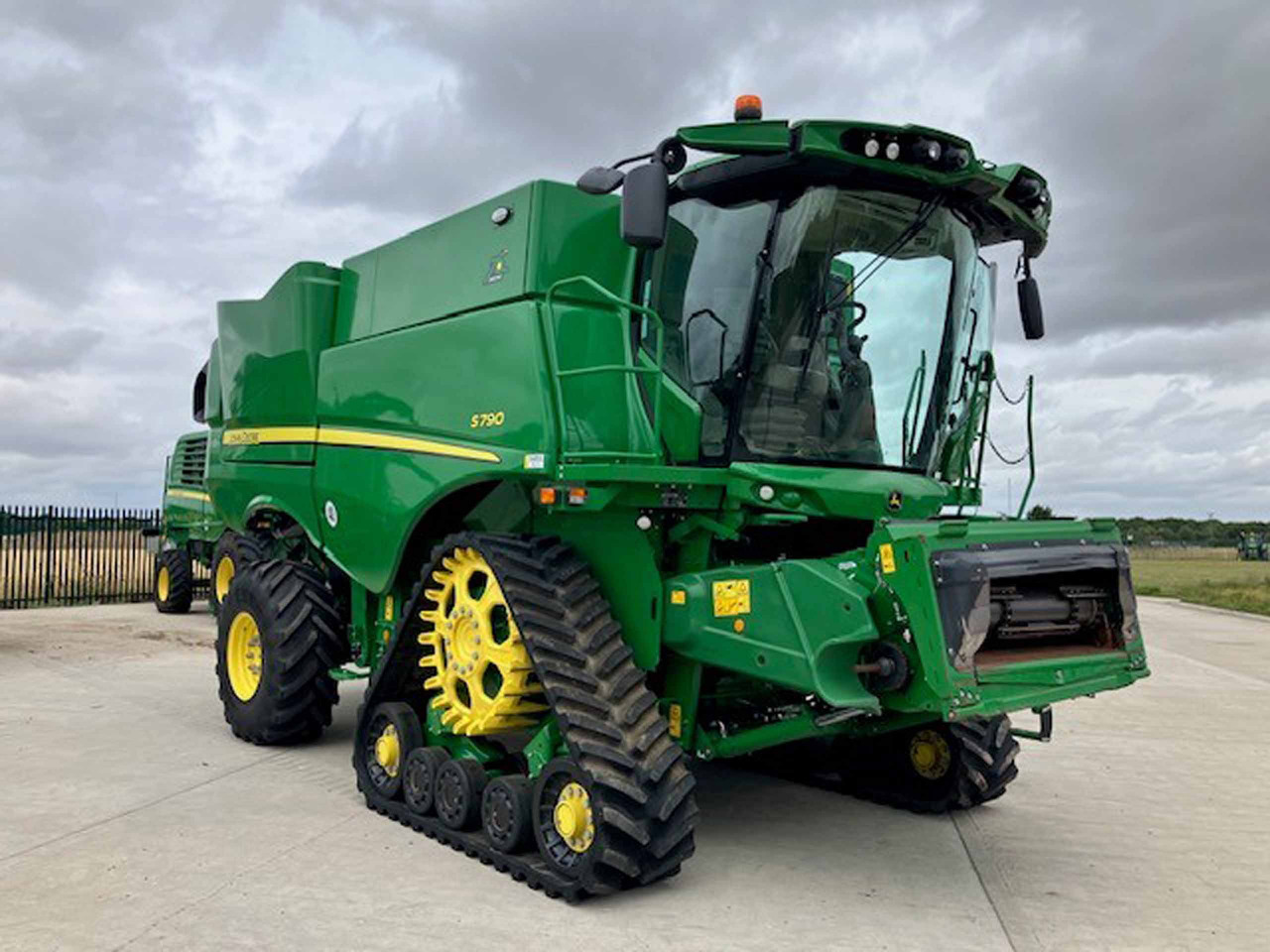John Deere S790 - Derliaus nuėmimo kombainas: foto 1 John Deere S790 - Derliaus nuėmimo kombainas: foto 1
