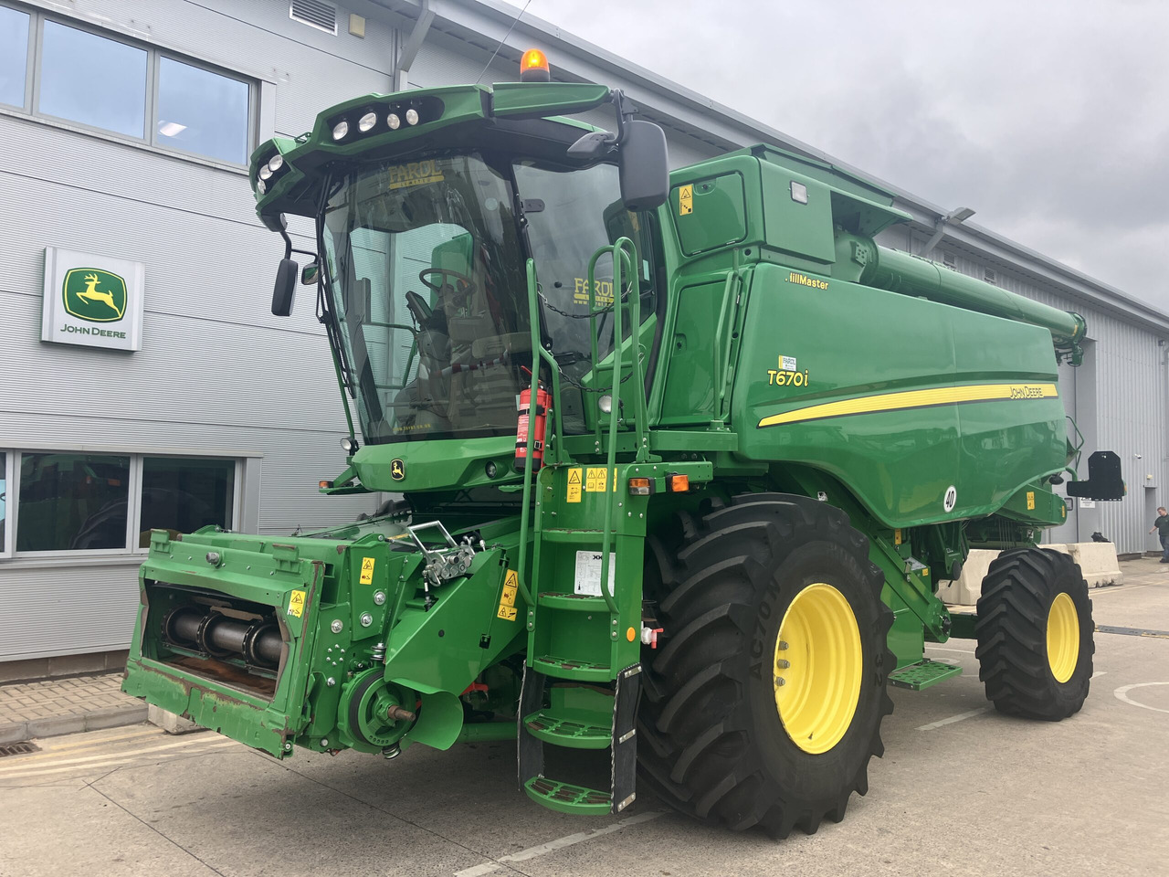 John Deere T670i HillMaster - Derliaus nuėmimo kombainas: foto 1 John Deere T670i HillMaster - Derliaus nuėmimo kombainas: foto 1