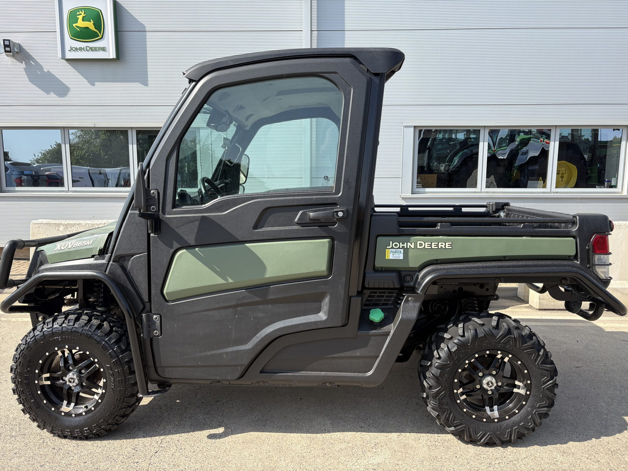 John Deere XUV865M Gator - Keturratis: foto 1 John Deere XUV865M Gator - Keturratis: foto 1