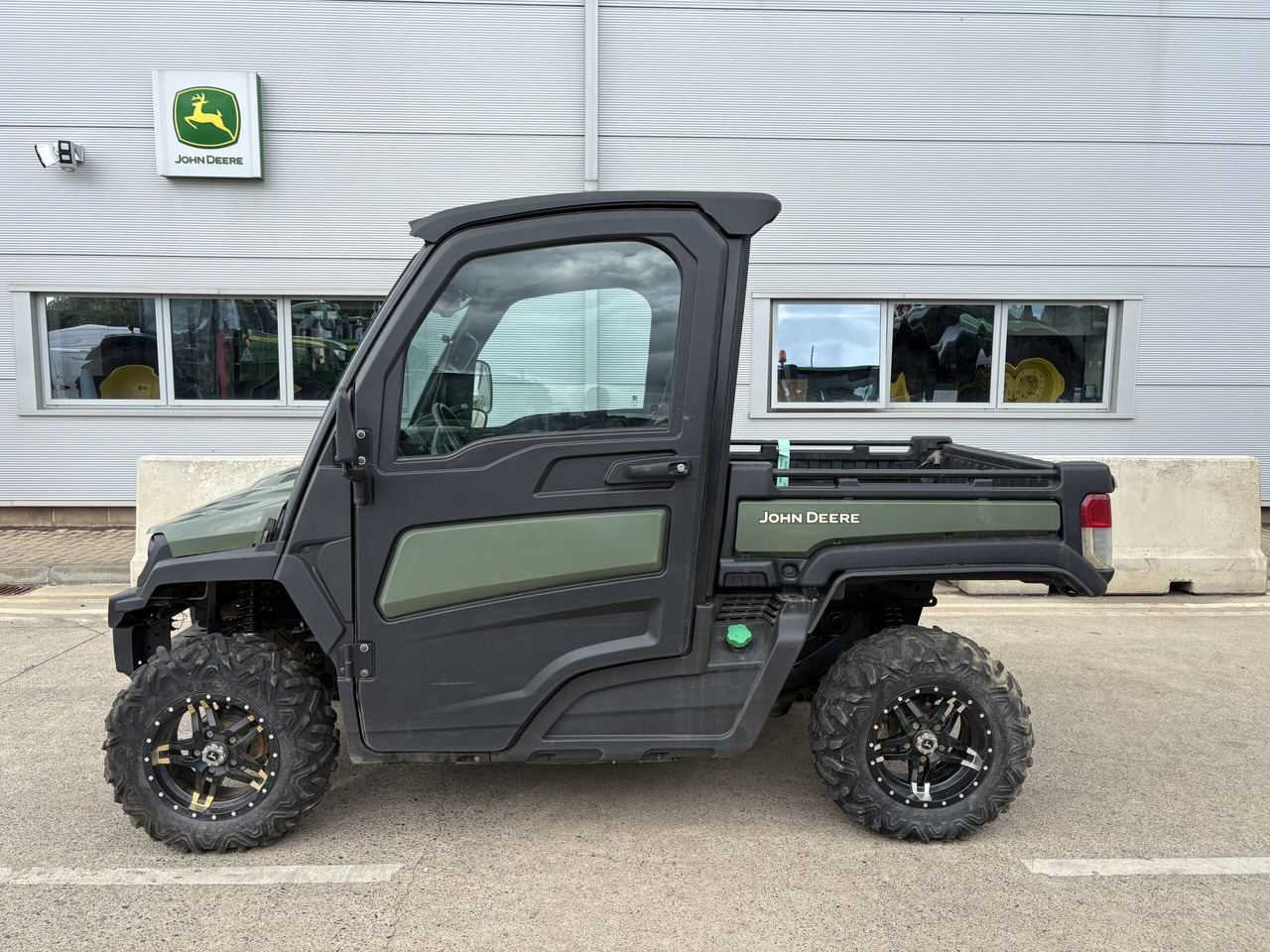 John Deere XUV865M Gator - Keturratis: foto 1 John Deere XUV865M Gator - Keturratis: foto 1