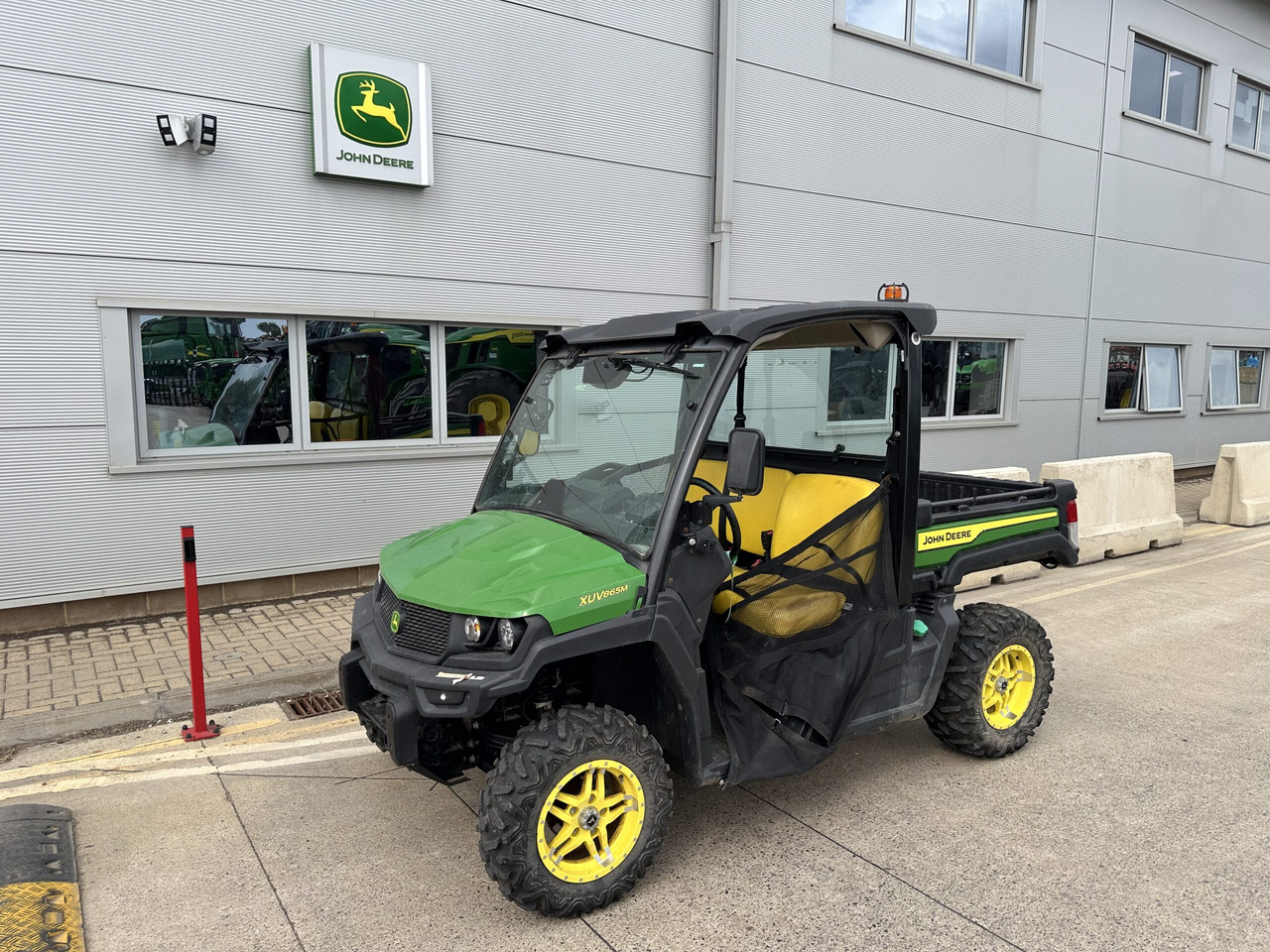 John Deere XUV865M - Keturratis: foto 1 John Deere XUV865M - Keturratis: foto 1