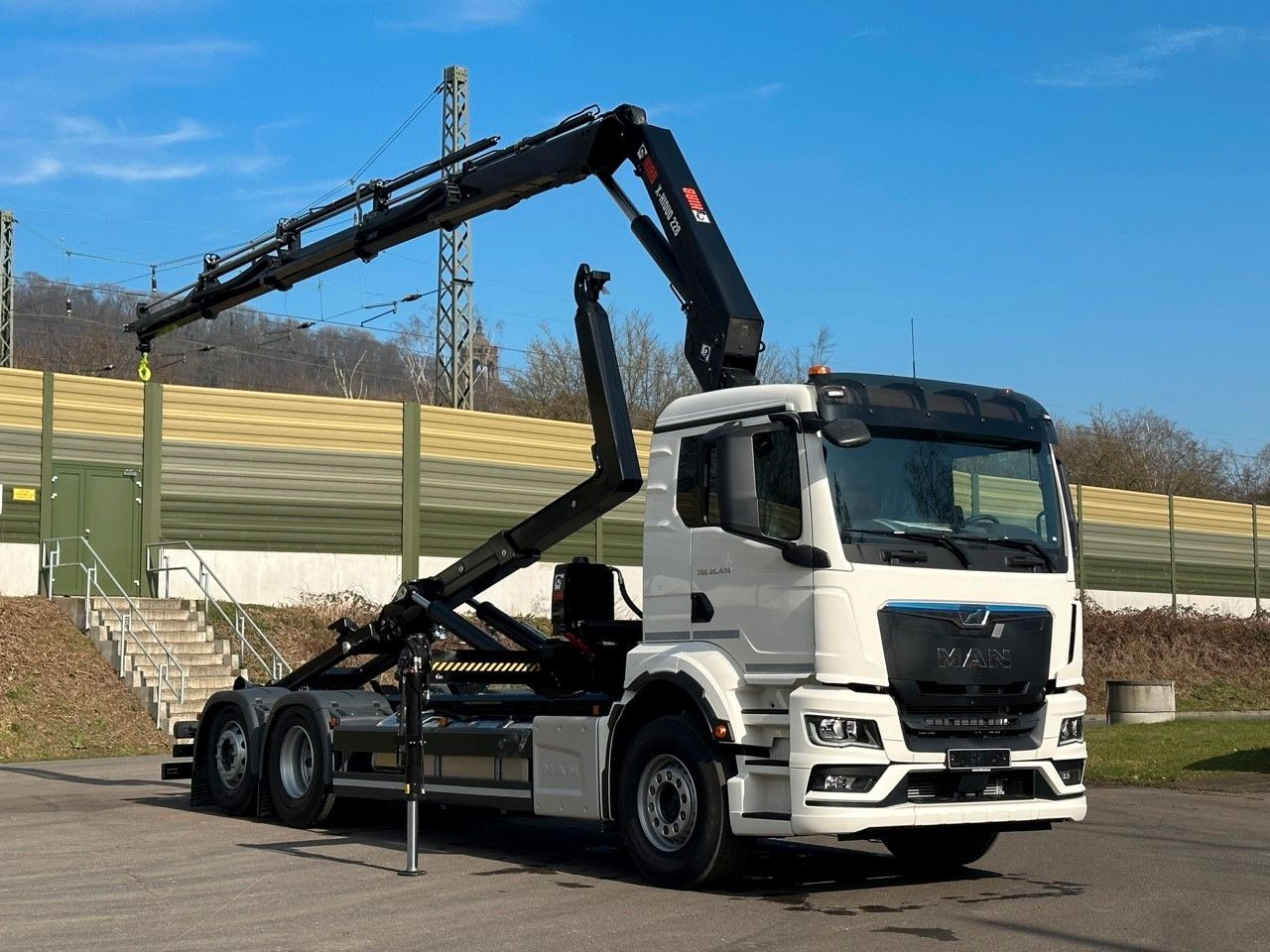 MAN TGS 26.470 6x2 Abrollkipper + Kran Hiab 228-4 - Hook-lift sunkvežimis, Sunkvežimis su kranu: foto 1 MAN TGS 26.470 6x2 Abrollkipper + Kran Hiab 228-4 - Hook-lift sunkvežimis, Sunkvežimis su kranu: foto 1