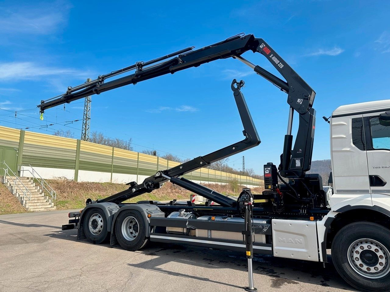 MAN TGS 26.470 6x2 Abrollkipper + Kran Hiab 228-4 - Hook-lift sunkvežimis, Sunkvežimis su kranu: foto 2 MAN TGS 26.470 6x2 Abrollkipper + Kran Hiab 228-4 - Hook-lift sunkvežimis, Sunkvežimis su kranu: foto 2