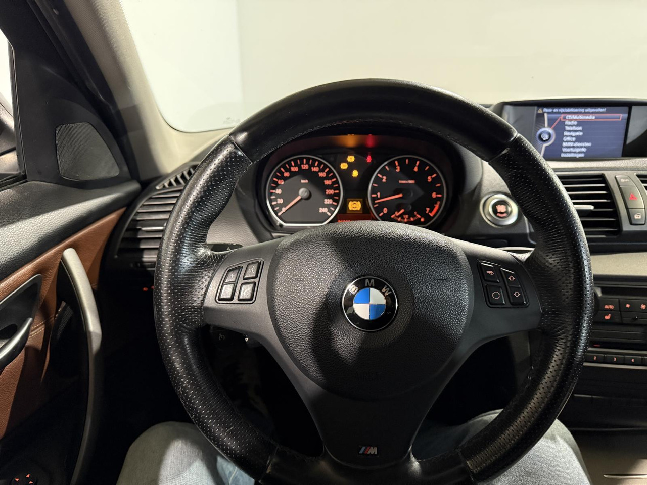 BMW | 1-serie | 116i EffDyn. Ed. Business Line Ultimate Edition | 2011 | 263.221 km | 05RHG5 | Logisch - Hečbekas: foto 4 BMW | 1-serie | 116i EffDyn. Ed. Business Line Ultimate Edition | 2011 | 263.221 km | 05RHG5 | Logisch - Hečbekas: foto 4