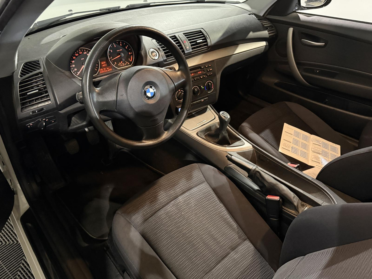 BMW | 1-serie | 116i Introduction | 2007 | 332.014 km | 57XXLG | Logisch - Hečbekas: foto 4 BMW | 1-serie | 116i Introduction | 2007 | 332.014 km | 57XXLG | Logisch - Hečbekas: foto 4