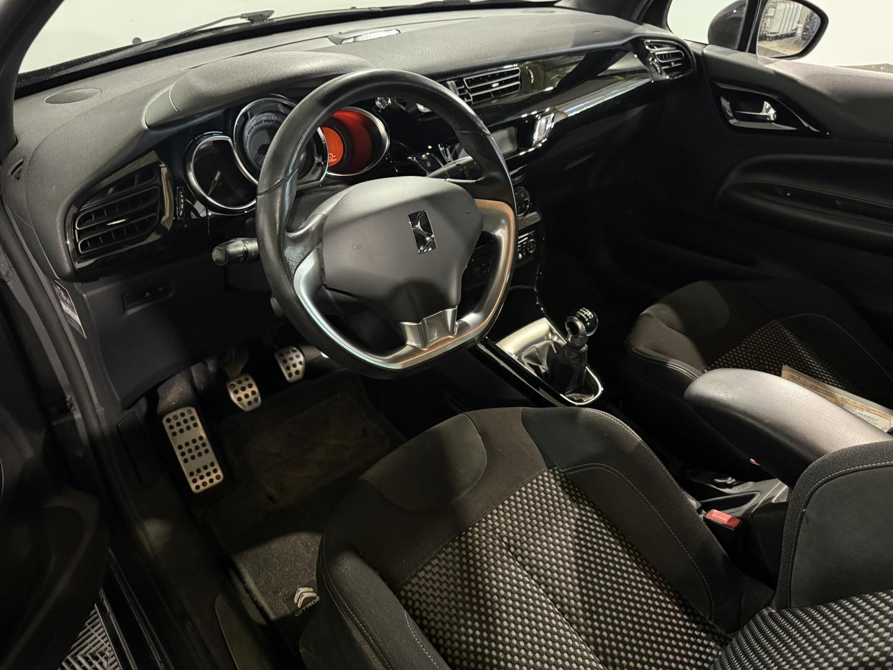 Citroen DS3 1.6 e-HDi So Chic | 2012 | 277.448 km | 14-XLR-7 - Hečbekas: foto 4 Citroen DS3 1.6 e-HDi So Chic | 2012 | 277.448 km | 14-XLR-7 - Hečbekas: foto 4