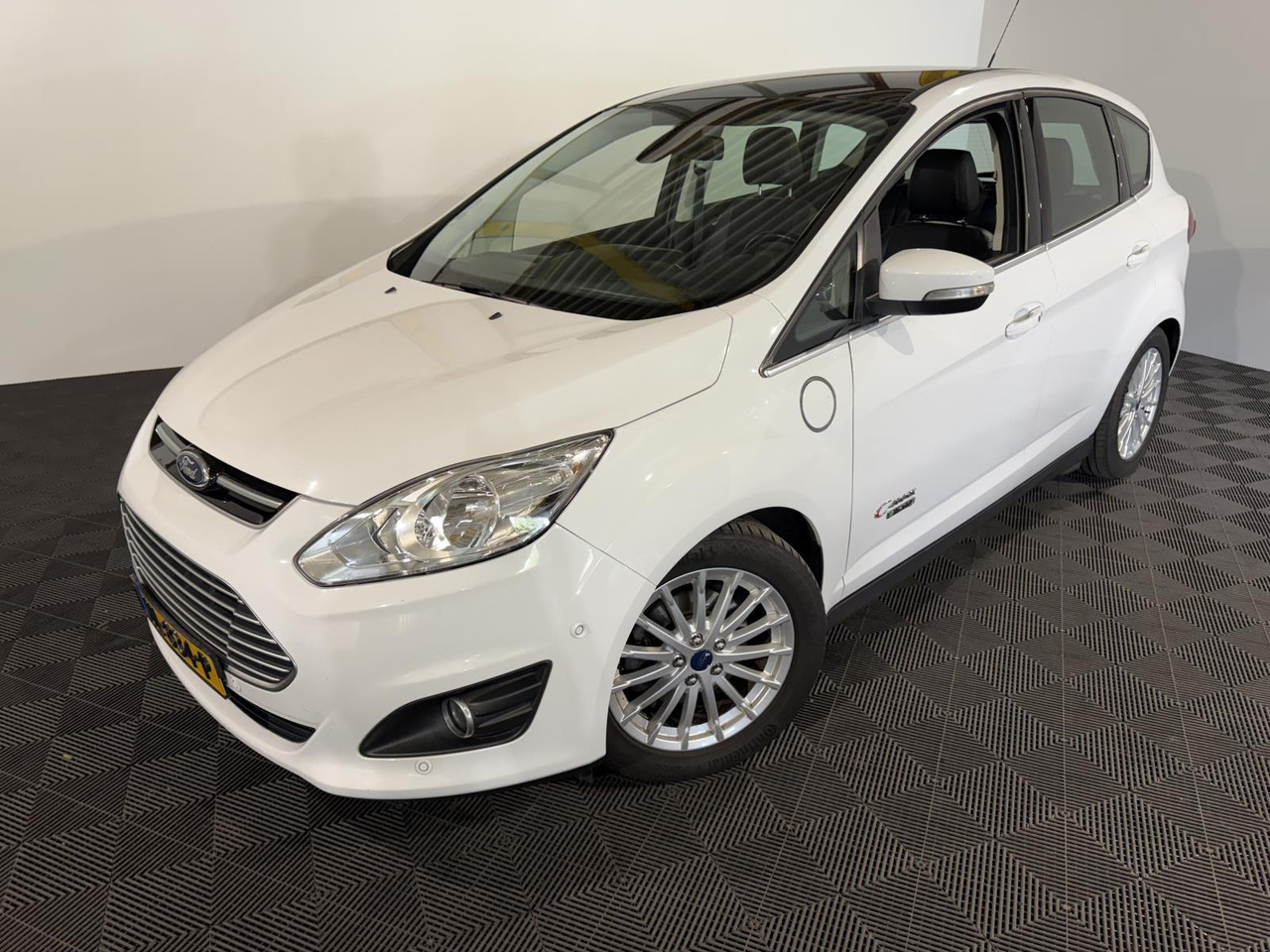 Ford C-Max 2.0 Plug-in Hybrid Titanium Plus | 2015 | 233.632 km | HL-834-P - Lengvasis automobilis: foto 1 Ford C-Max 2.0 Plug-in Hybrid Titanium Plus | 2015 | 233.632 km | HL-834-P - Lengvasis automobilis: foto 1