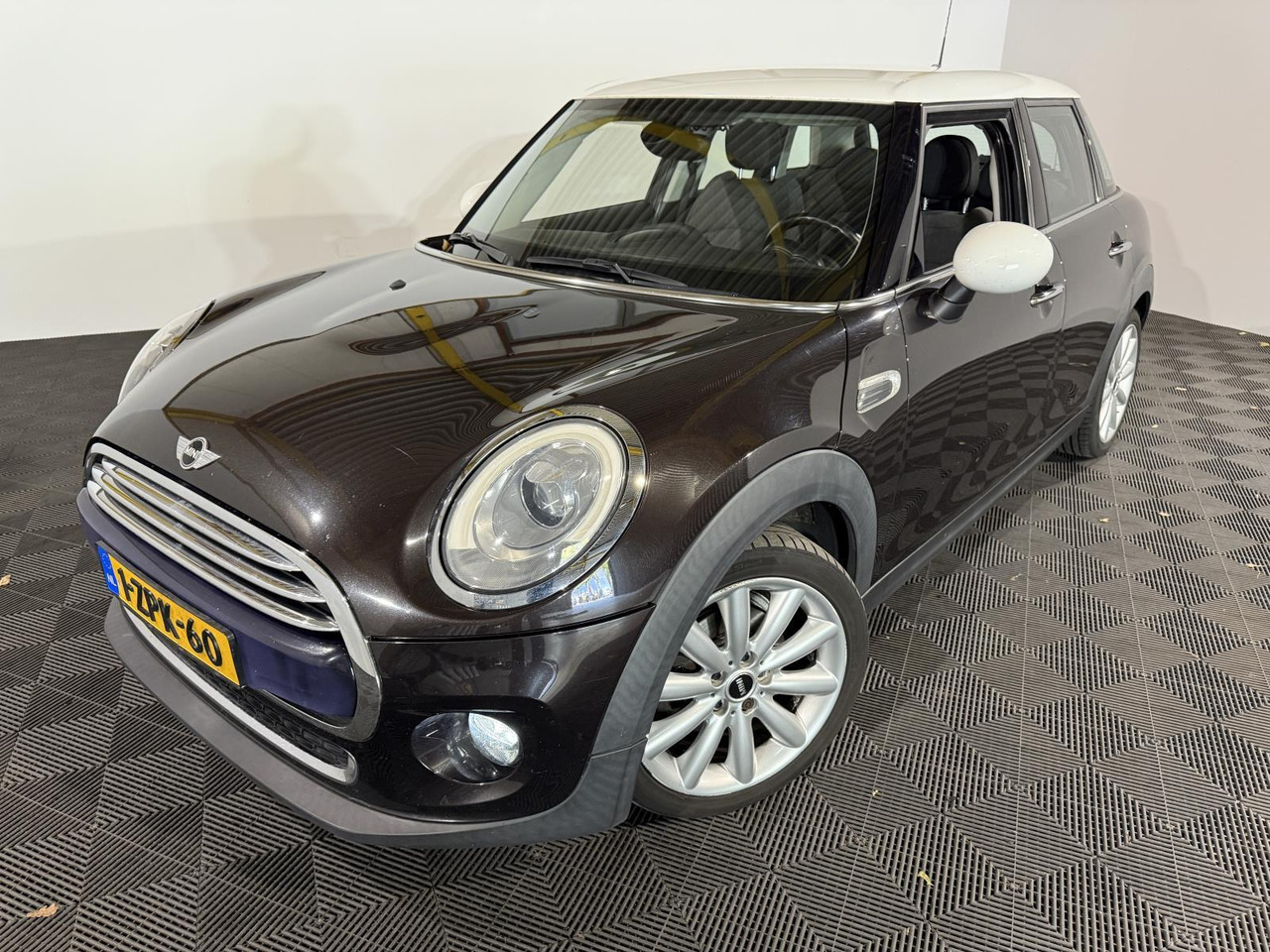 Mini | Mini | 1.5 Cooper Chili Business | 2015 | 201.355 km | 1ZPK60 | Logisch - Hečbekas: foto 1 Mini | Mini | 1.5 Cooper Chili Business | 2015 | 201.355 km | 1ZPK60 | Logisch - Hečbekas: foto 1