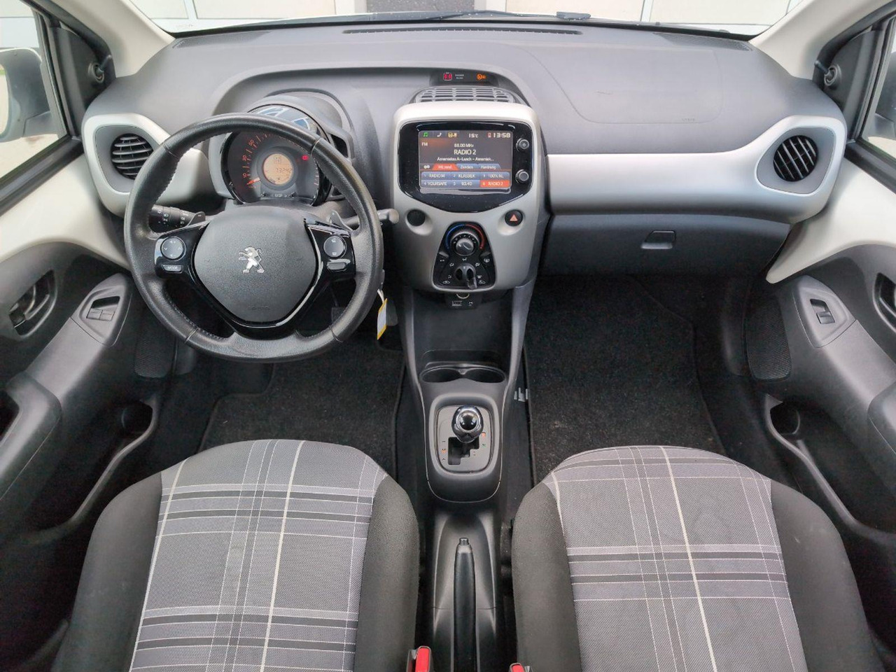 Peugeot 108 1.0 e - VTi Active | 2018 | 73.241 km | Automaat | SG254D | NAP: Logisch - Hečbekas: foto 5 Peugeot 108 1.0 e - VTi Active | 2018 | 73.241 km | Automaat | SG254D | NAP: Logisch - Hečbekas: foto 5