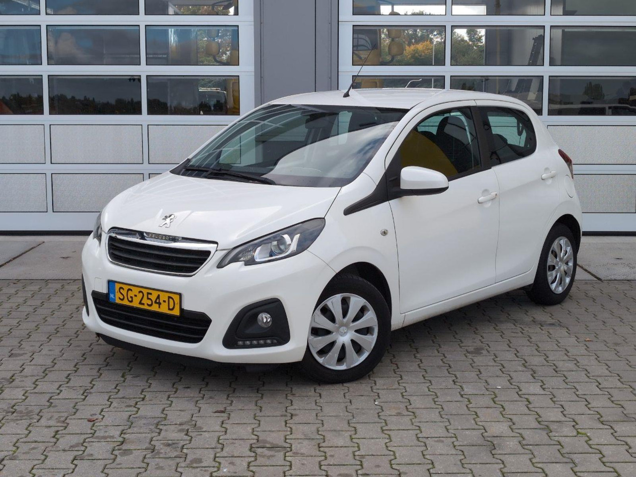 Peugeot 108 1.0 e - VTi Active | 2018 | 73.241 km | Automaat | SG254D | NAP: Logisch - Hečbekas: foto 1 Peugeot 108 1.0 e - VTi Active | 2018 | 73.241 km | Automaat | SG254D | NAP: Logisch - Hečbekas: foto 1