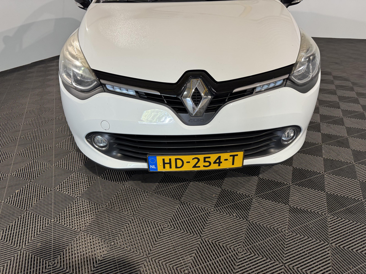 Renault Clio 0.9 TCe ECO Night&Day | 2015 | 170.065 km | HD-254 T - Hečbekas: foto 2 Renault Clio 0.9 TCe ECO Night&Day | 2015 | 170.065 km | HD-254 T - Hečbekas: foto 2