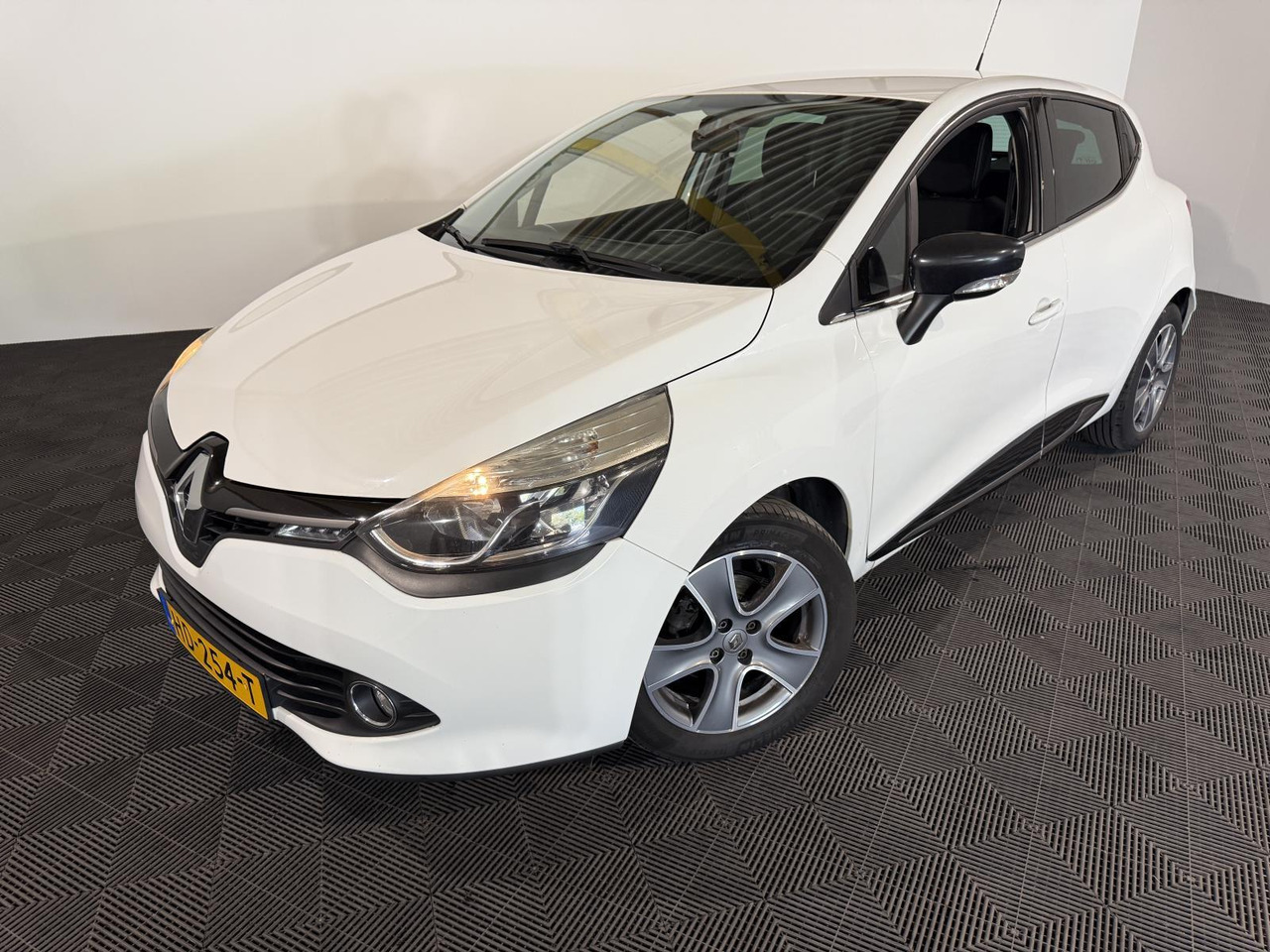 Renault Clio 0.9 TCe ECO Night&Day | 2015 | 170.065 km | HD-254 T - Hečbekas: foto 1 Renault Clio 0.9 TCe ECO Night&Day | 2015 | 170.065 km | HD-254 T - Hečbekas: foto 1