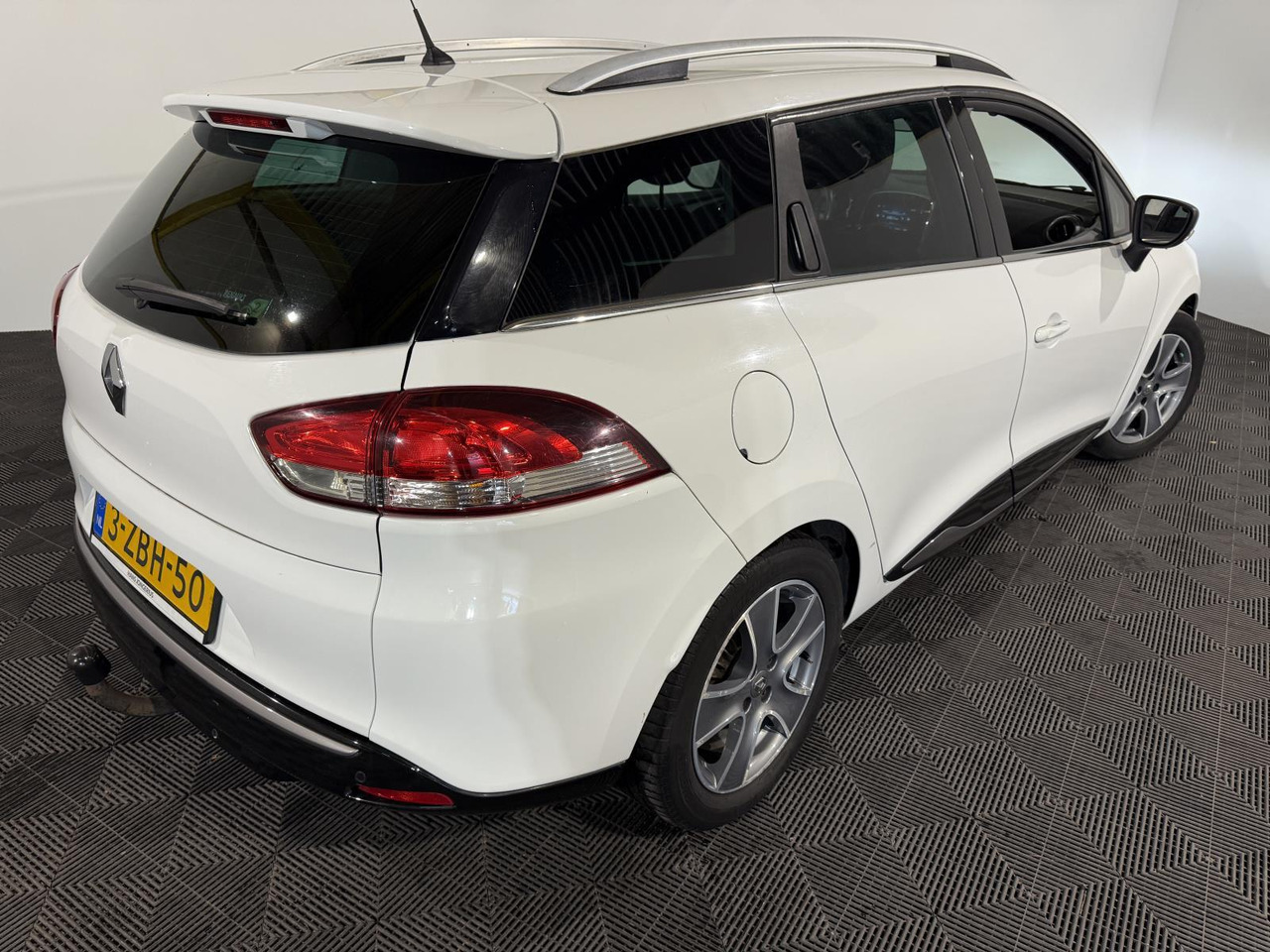 Renault | Clio Estate | 0.9 TCe Night&Day | 2014 | 176.858 km | 3ZBH50 | Logisch - Lengvasis automobilis: foto 3 Renault | Clio Estate | 0.9 TCe Night&Day | 2014 | 176.858 km | 3ZBH50 | Logisch - Lengvasis automobilis: foto 3