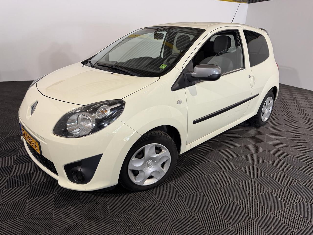 Renault | Twingo | 1.2-16V Collection | 2011 | 193.758 km | 32SBS6 | Logisch - Hečbekas: foto 1 Renault | Twingo | 1.2-16V Collection | 2011 | 193.758 km | 32SBS6 | Logisch - Hečbekas: foto 1