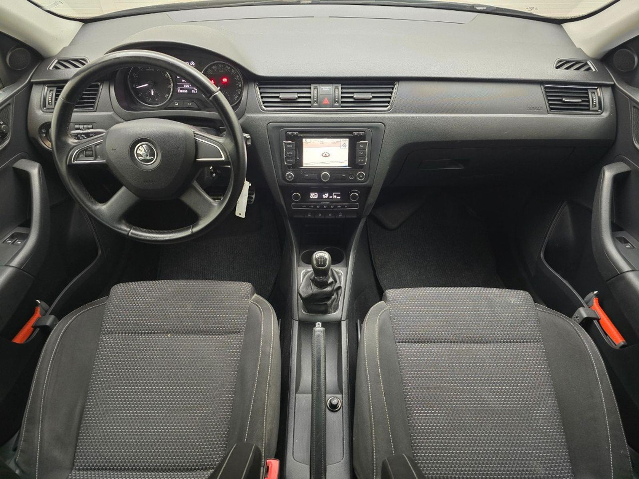 Skoda Rapid 1.2 TSI Greentech Ambition Businessline Plus | 2013 | 230.290 km | 4KXG25 | NAP: Logisch - Hečbekas: foto 5 Skoda Rapid 1.2 TSI Greentech Ambition Businessline Plus | 2013 | 230.290 km | 4KXG25 | NAP: Logisch - Hečbekas: foto 5