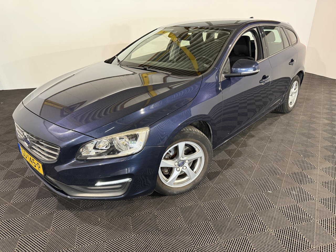 Volvo | V60 | 2.0 D4 Kinetic | 2015 | 300.854 km | GD145P | Logisch - Lengvasis automobilis: foto 1 Volvo | V60 | 2.0 D4 Kinetic | 2015 | 300.854 km | GD145P | Logisch - Lengvasis automobilis: foto 1