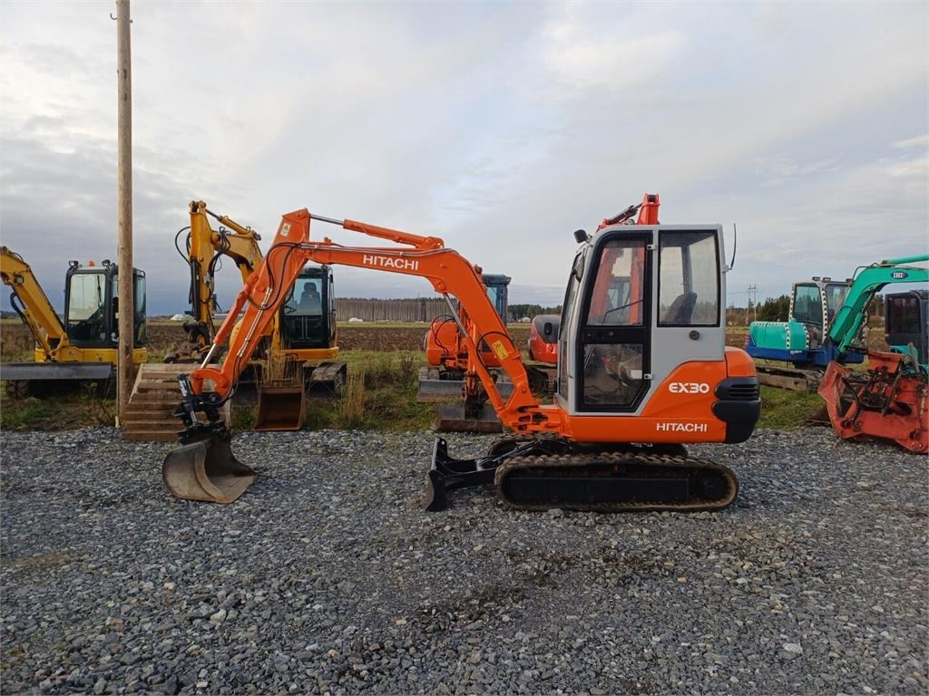 Hitachi EX30 Kallistuvalla liittimellä - Mini ekskavatorius: foto 2 Hitachi EX30 Kallistuvalla liittimellä - Mini ekskavatorius: foto 2