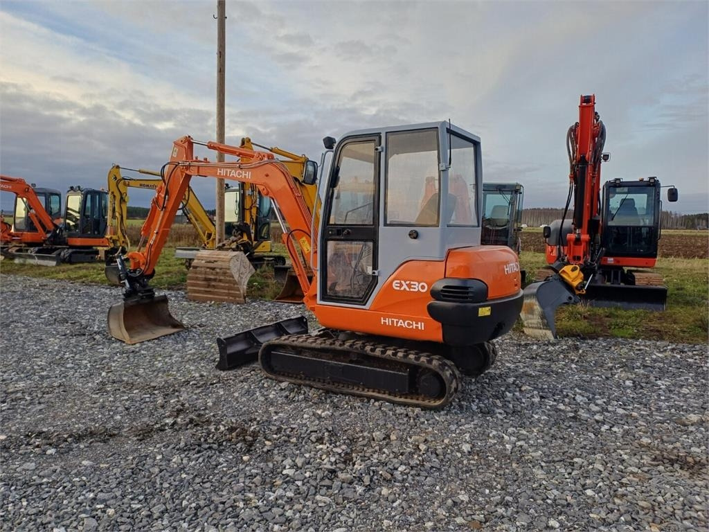 Hitachi EX30 Kallistuvalla liittimellä - Mini ekskavatorius: foto 3 Hitachi EX30 Kallistuvalla liittimellä - Mini ekskavatorius: foto 3