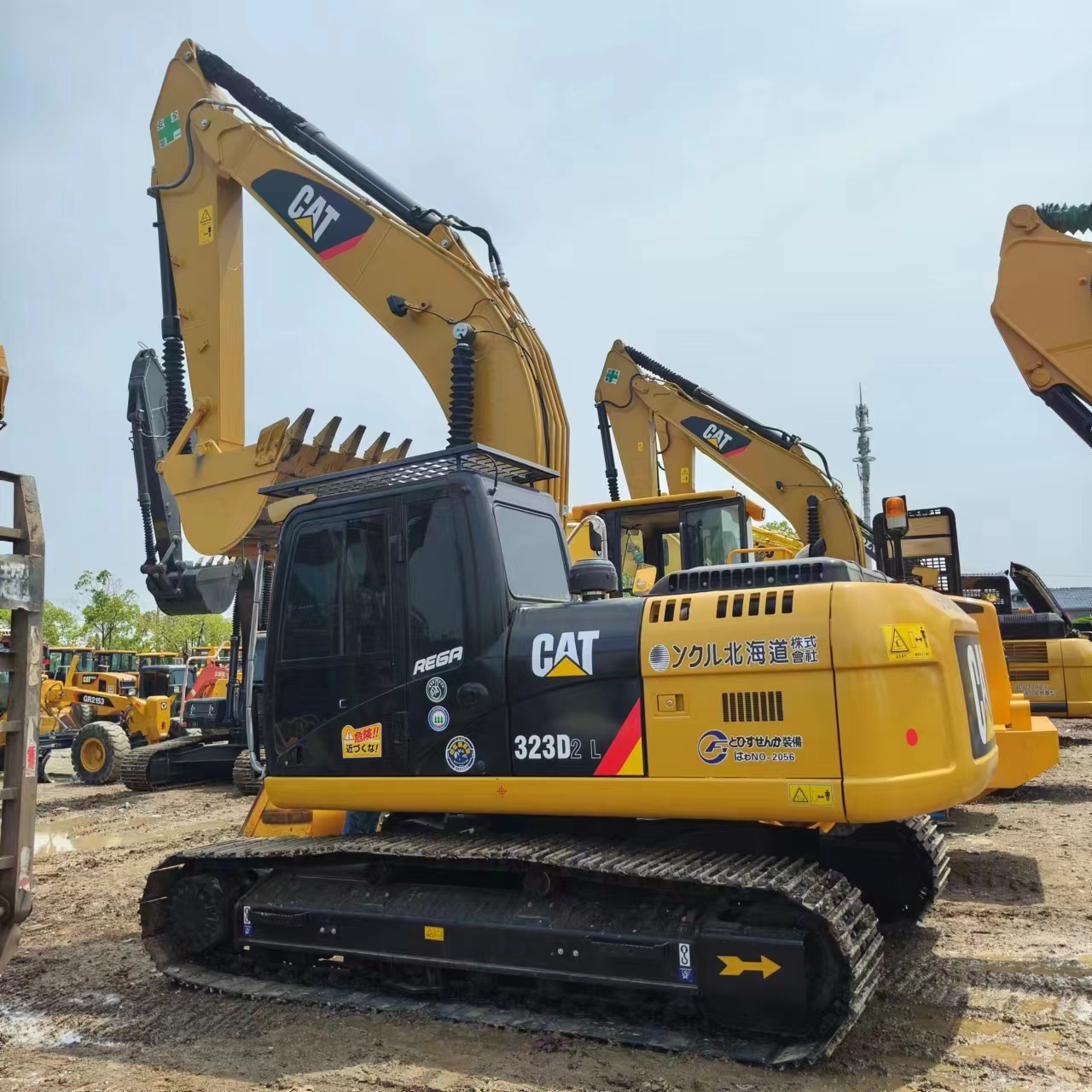 CATERPILLAR 323D2L - Vikšrinis ekskavatorius: foto 1 CATERPILLAR 323D2L - Vikšrinis ekskavatorius: foto 1