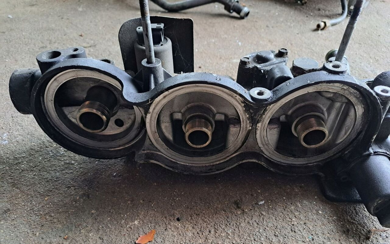 Renault PODSTAWA FILTRÓW OLEJU VOLVO FM RENAULT PREMIUM DXI LIFT 21530590 - Alyvos filtras - Sunkvežimis: foto 1 Renault PODSTAWA FILTRÓW OLEJU VOLVO FM RENAULT PREMIUM DXI LIFT 21530590 - Alyvos filtras - Sunkvežimis: foto 1