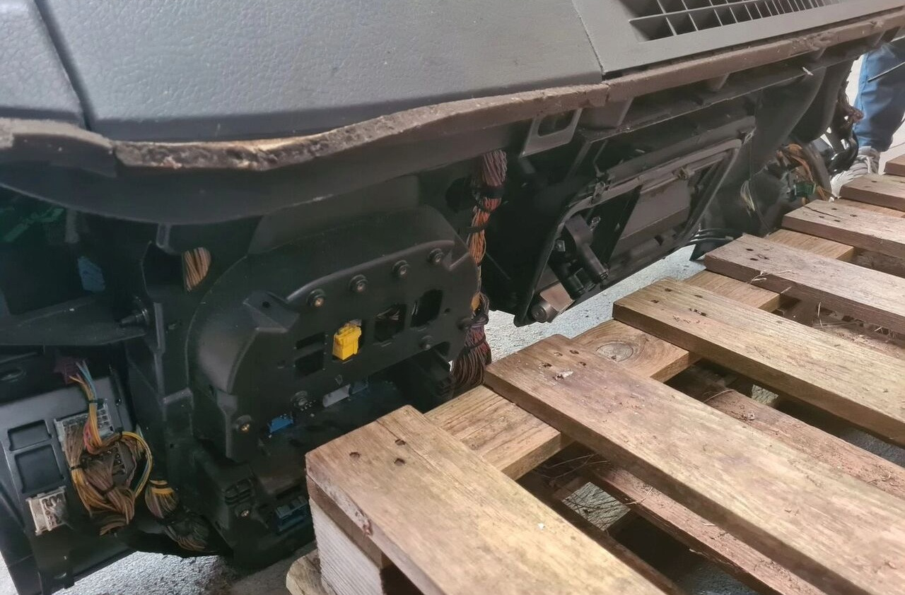 Volvo KONSOLA PRZEKŁADKA ANGLIKA FL EURO 5 Volvo ANGLIKA VOLVO FL EURO 5 - Prietaisų skydas - Sunkvežimis: foto 5 Volvo KONSOLA PRZEKŁADKA ANGLIKA FL EURO 5 Volvo ANGLIKA VOLVO FL EURO 5 - Prietaisų skydas - Sunkvežimis: foto 5