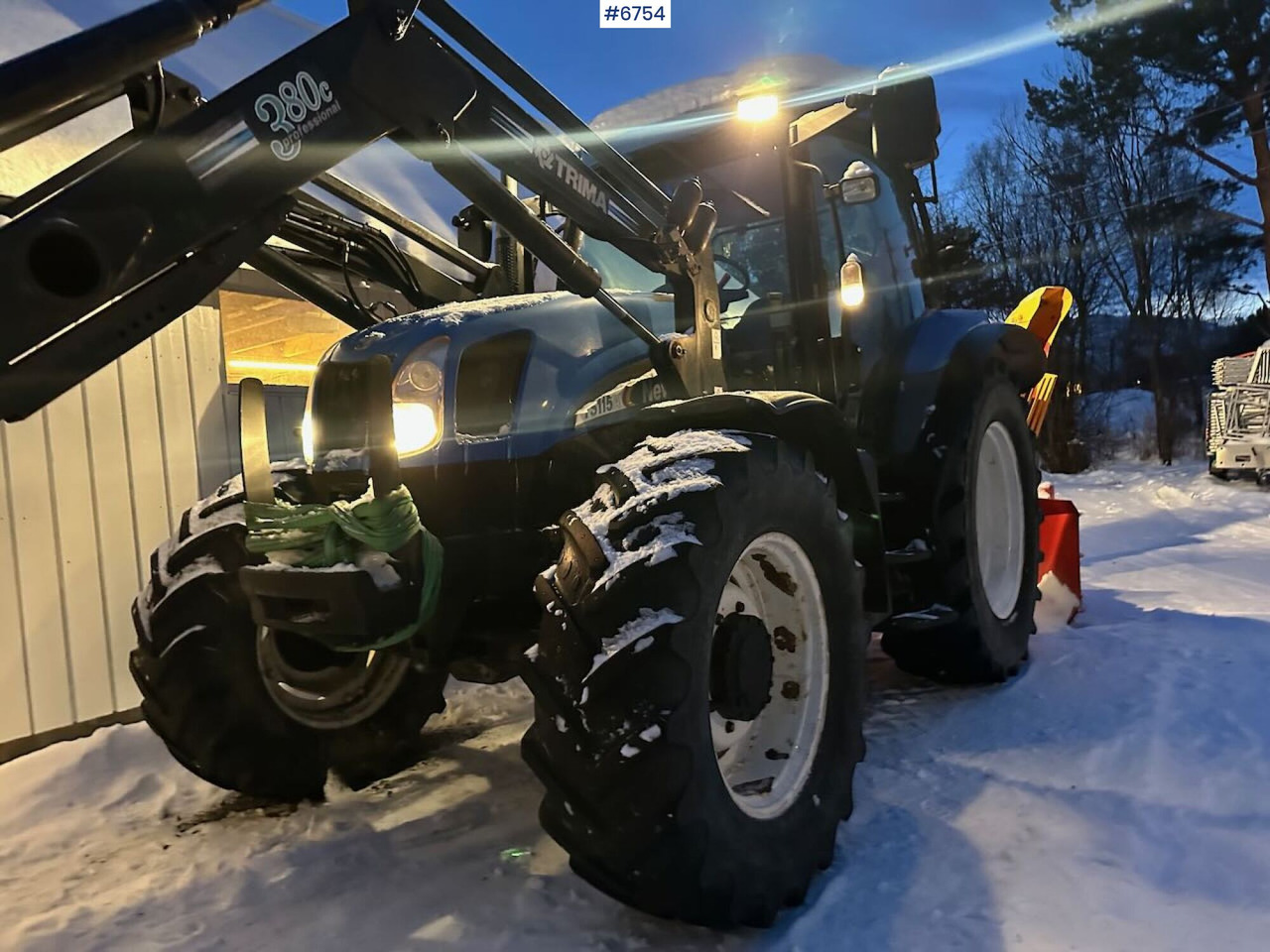 2004 New Holland TS115A 4x4 w/ Front loader, bucket, grading bucket and snow blower. - Traktorius: foto 3 2004 New Holland TS115A 4x4 w/ Front loader, bucket, grading bucket and snow blower. - Traktorius: foto 3