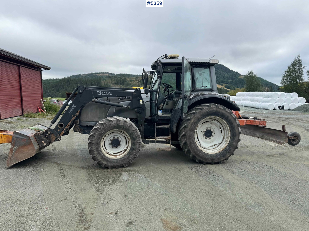 2004 Valtra M120-4 w/ loader and bucket - Traktorius: foto 2 2004 Valtra M120-4 w/ loader and bucket - Traktorius: foto 2