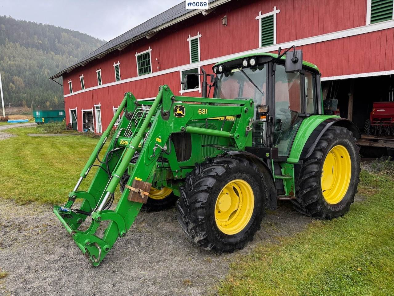 2006 John Deere 6320 w/ front loader, bucket, grapple, pallet fork and chains. Low hours!! - Traktorius: foto 4 2006 John Deere 6320 w/ front loader, bucket, grapple, pallet fork and chains. Low hours!! - Traktorius: foto 4